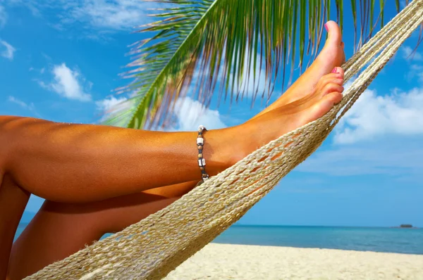 Güzel pürüzsüz kadının bacakları tropikal mutluluk içinde görünüm — Stok fotoğraf