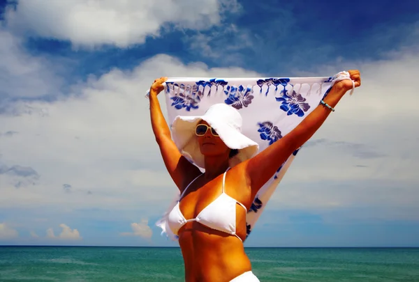 Retrato de mulher bonita em branco panamá e óculos de sol em ambiente tropical — Fotografia de Stock