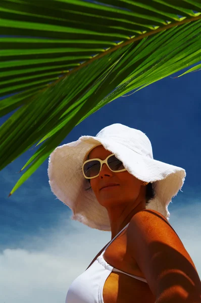 Retrato de mujer agradable en panama blanco y gafas de sol en ambiente tropical — Foto de Stock