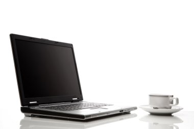 beyaz sayfa üzerinde laptop ve kahve görünümü
