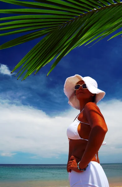 Retrato de mujer agradable en panama blanco y gafas de sol en ambiente tropical — Foto de Stock