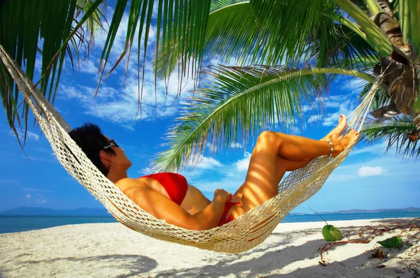 Vista de la mujer agradable descansando en hamaca en ambiente tropical — Foto de Stock