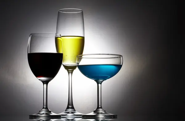 Вид вина трех разных размеров на черном листе — стоковое фото