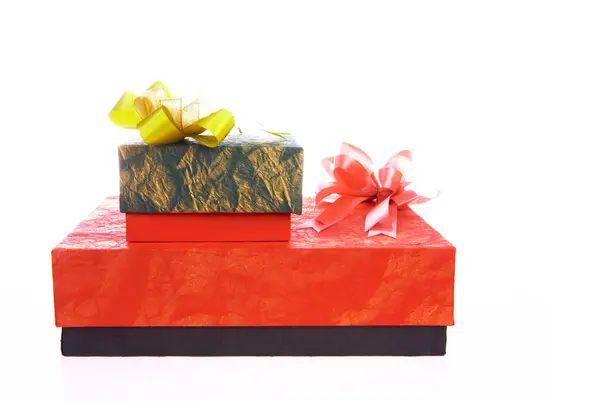 Vista de dos cajas con regalos en hoja blanca —  Fotos de Stock