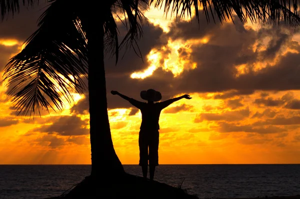 Silhouet van een vrouw op het strand tijdens zonsondergang — Stockfoto