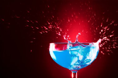 blue curacao üzerine sıçramasına ile kokteyl cam görünümü