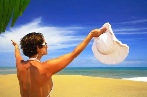 Portrait de belle femme en panama blanc et lunettes de soleil dans un environnement tropical — Photo