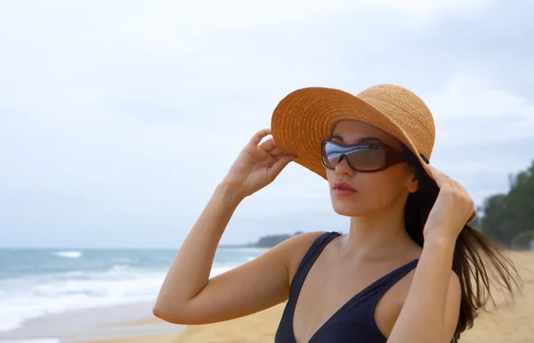 Vue de belle jeune femme en panama blanc et lunettes de soleil — Photo