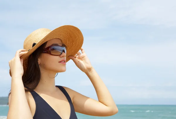 Vista di bella signorina in panama bianco e occhiali da sole — Foto Stock