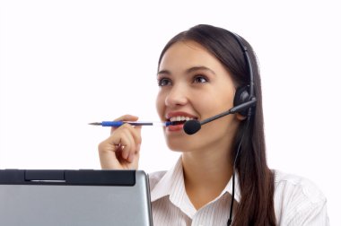 güzel genç kadın operatörü onun çalışma evinde görünümü