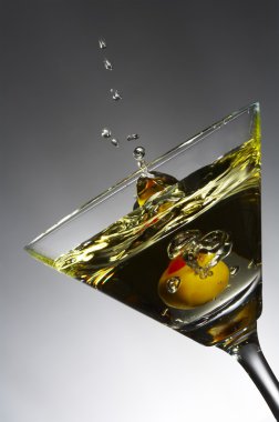 vermut ve zeytin ile martini cam görünümü