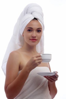 bir kadın bir görünümünü biraz kahve içmek kanepe