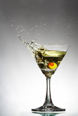 vermut ve zeytin ile martini cam görünümü