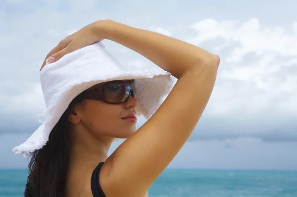 Ritratto di giovane bella donna in cappello di paglia e occhiali da sole — Foto Stock