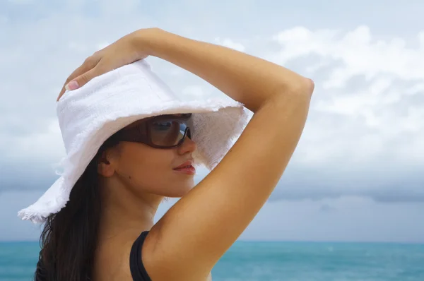 Portrait of young beautiful woman in straw hat and sunglasses — Stock Photo, Image