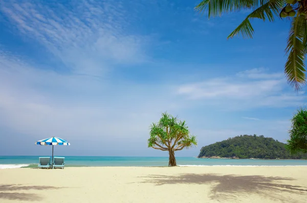 Vista simétrica agradável da praia de areia tropical quente — Fotografia de Stock