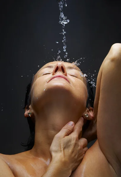 Retrato de mulher tomando banho no fundo preto — Fotografia de Stock