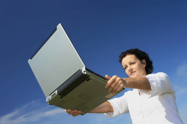 Retrato de mulher de negócios e um laptop — Fotografia de Stock