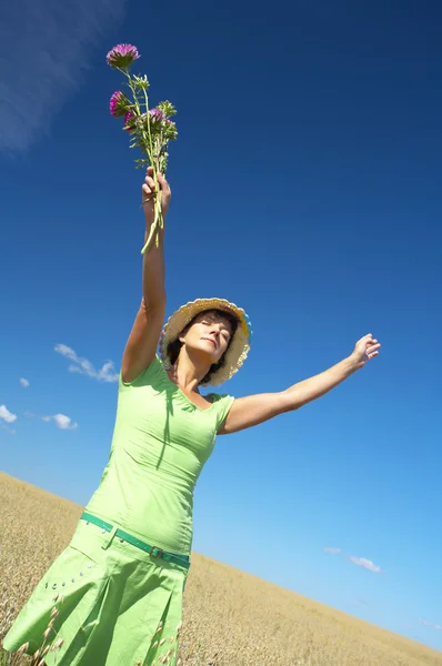 Çiçekler yaz ortamında hoş sevimli bir kadınla portresi — Stok fotoğraf