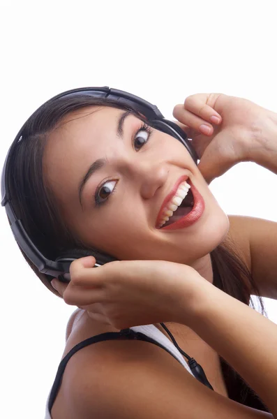Jovens belas mulheres felizes ouvindo música em fones de ouvido — Fotografia de Stock