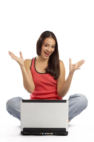 Syn på trevlig ung tjej som sitter bakom den bärbara datorn — Stockfoto