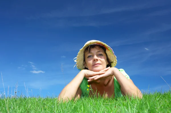 Portret van mooie, leuke vrouw met bloemen in de zomer milieu — Stockfoto