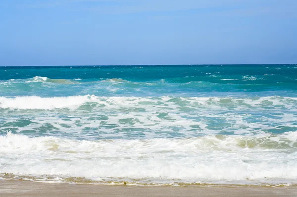 View of nice crystal clear ocean water covering the smooth sand — Stock Photo, Image