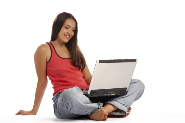 Widok młodych ładny emocjonalne brunetka siedzący za jej laptop — Zdjęcie stockowe