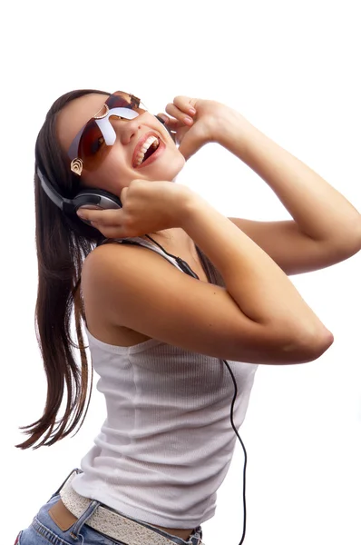 Jóvenes hermosas mujeres felices escuchando música en los auriculares —  Fotos de Stock