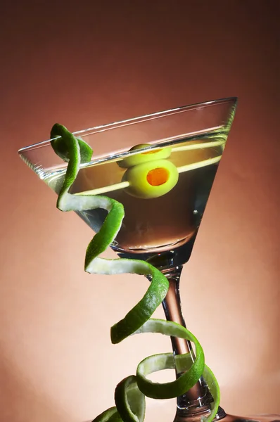 Blick auf Martini-Glas mit Wermut und Limettenschwarte — Stockfoto