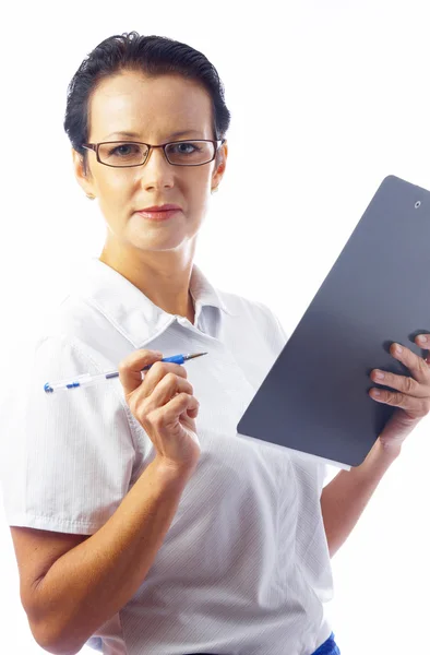 Retrato de mujer de negocios en gafas con estilo con portapapeles en la espalda blanca . —  Fotos de Stock