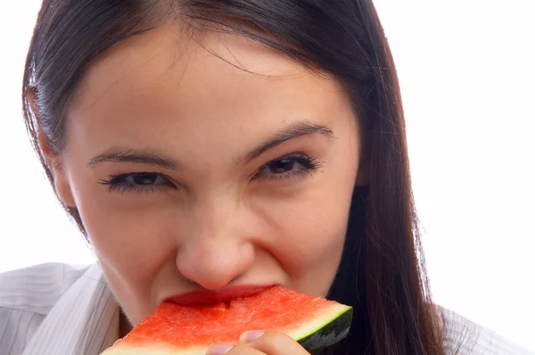 Primo piano di donna che prende un morso di succosa anguria fresca — Foto Stock