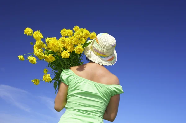 Retrato de mulher bonita agradável com flores no ambiente de verão — Fotografia de Stock