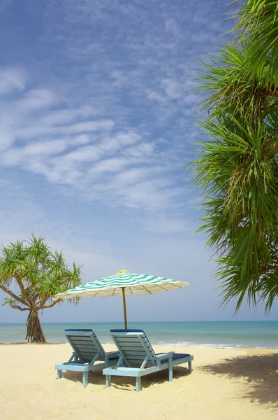 Vista de dos sillas y sombrilla en la playa — Foto de Stock