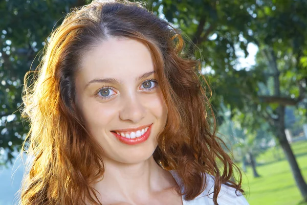 Retrato de menina ruiva agradável no ambiente de verão — Fotografia de Stock