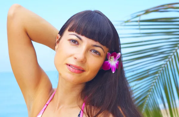 Retrato de una joven hermosa hembra en ambiente tropical — Foto de Stock