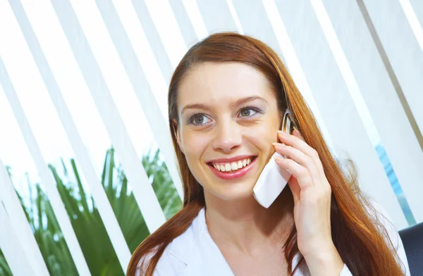 Portret miła atrakcyjna młoda kobieta, rozmowa przez telefon komórkowy — Zdjęcie stockowe