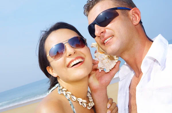 Un retrato de pareja atractiva divirtiéndose en la playa — Foto de Stock