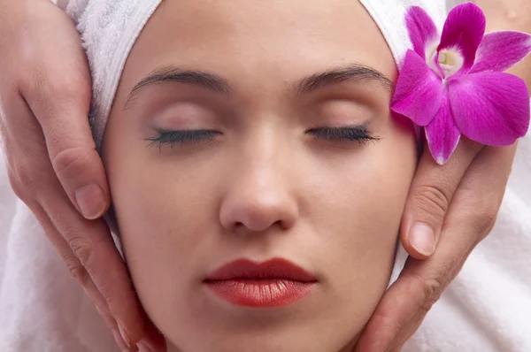 Retrato de una hermosa mujer preparándose para el tratamiento de spa —  Fotos de Stock