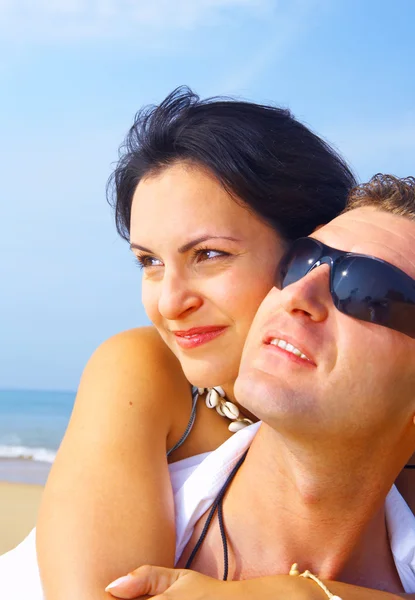 Um retrato de casal atraente se divertindo na praia — Fotografia de Stock