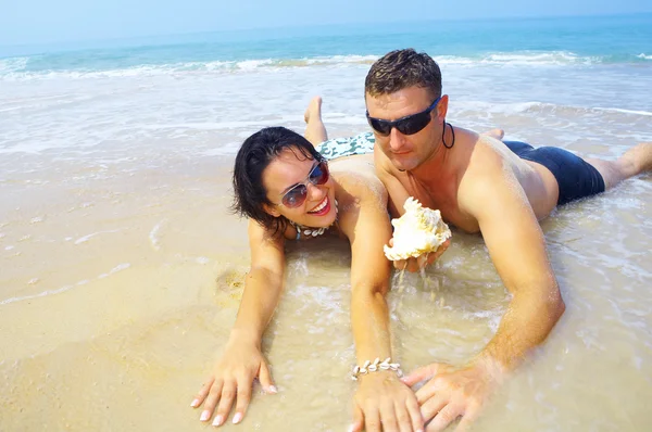 Um retrato de casal atraente se divertindo na praia — Fotografia de Stock