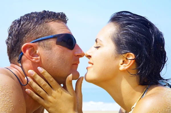 Um retrato de casal atraente se divertindo na praia — Fotografia de Stock