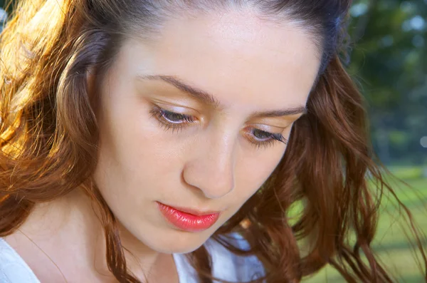 Retrato de chica pelirroja agradable en el ambiente de verano — Foto de Stock