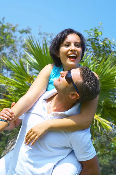 Un retrato de pareja atractiva en el ambiente de verano —  Fotos de Stock