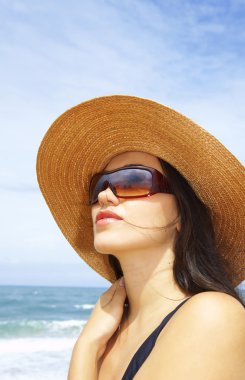 Hasır şapka ve güneş gözlüğü genç güzel kadın portresi