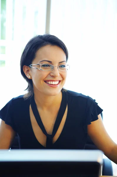 Retrato de una mujer joven y bonita en un entorno empresarial —  Fotos de Stock