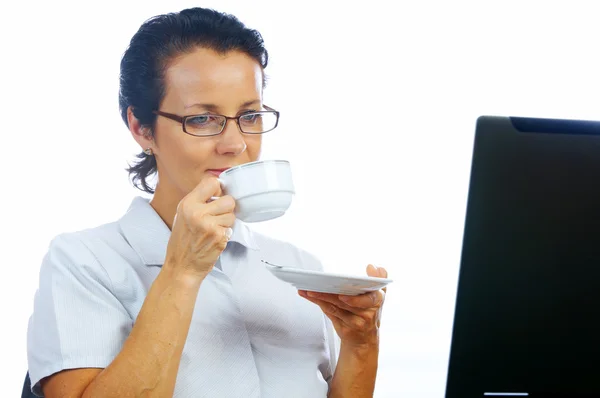 Porträt einer Geschäftsfrau, die im Büro Kaffee trinkt — Stockfoto