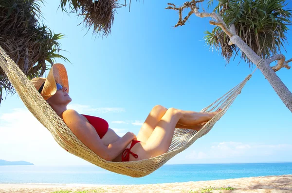 Vista de la mujer agradable descansando en hamaca en ambiente tropical —  Fotos de Stock