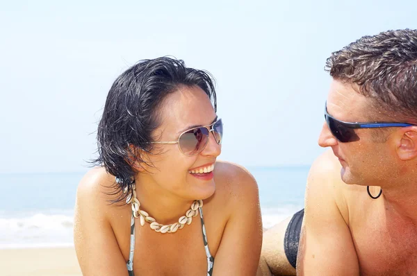 Un retrato de pareja atractiva divirtiéndose en la playa — Foto de Stock