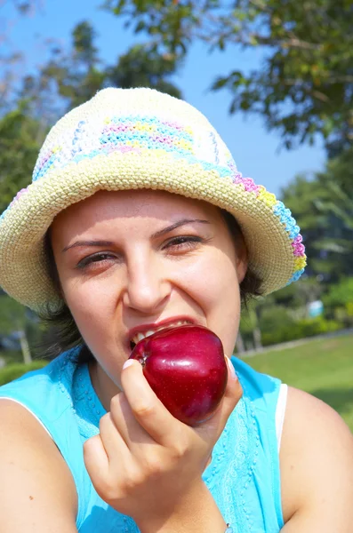 Retrato de feliz jovem mulher se divertindo — Fotografia de Stock